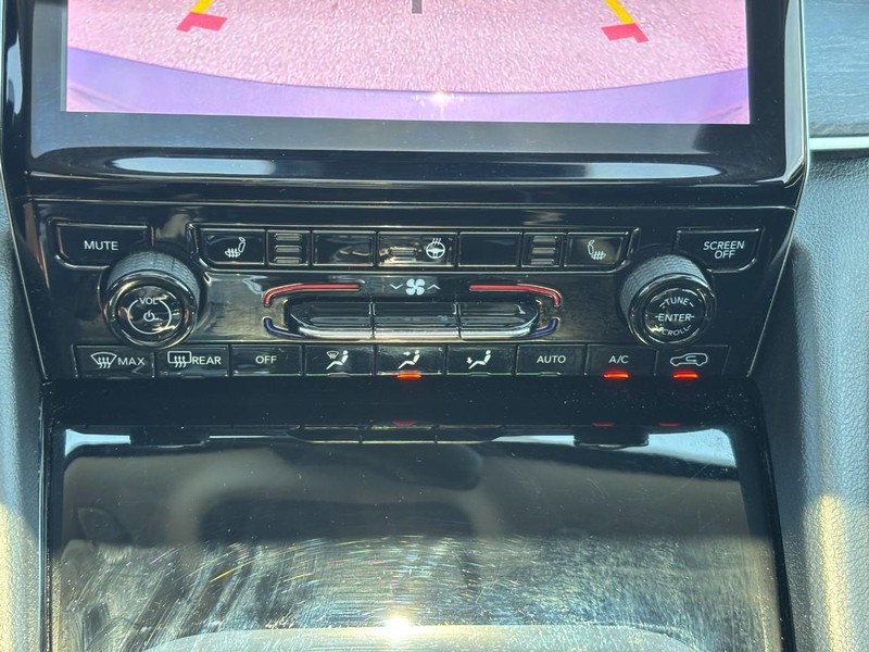 Jeep Grand Cherokee L Vehicle Full-screen Gallery Image 24