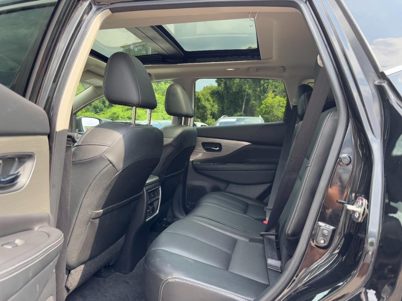 Nissan Murano Vehicle Full-screen Gallery Image 12