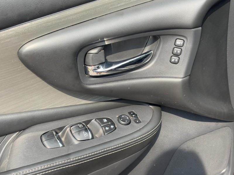 Nissan Murano Vehicle Full-screen Gallery Image 18