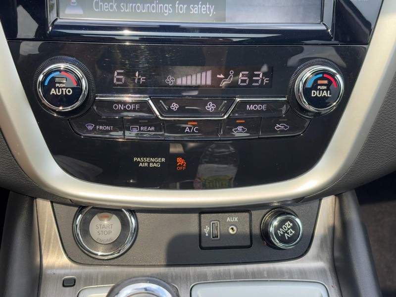 Nissan Murano Vehicle Full-screen Gallery Image 23