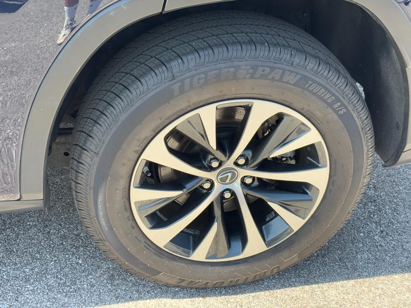 Lexus RX Vehicle Full-screen Gallery Image 11