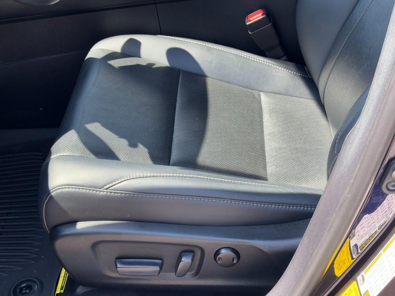 Lexus RX Vehicle Full-screen Gallery Image 17