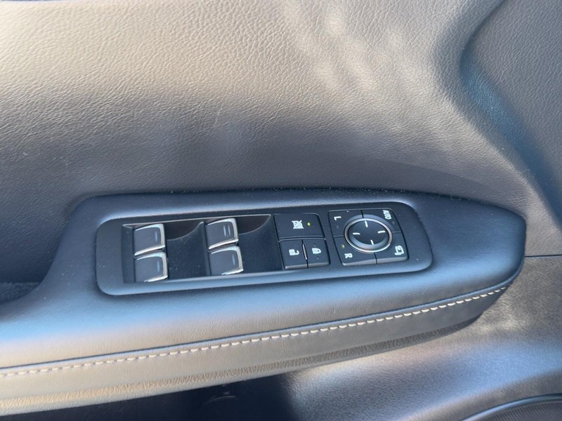 Lexus RX Vehicle Full-screen Gallery Image 18
