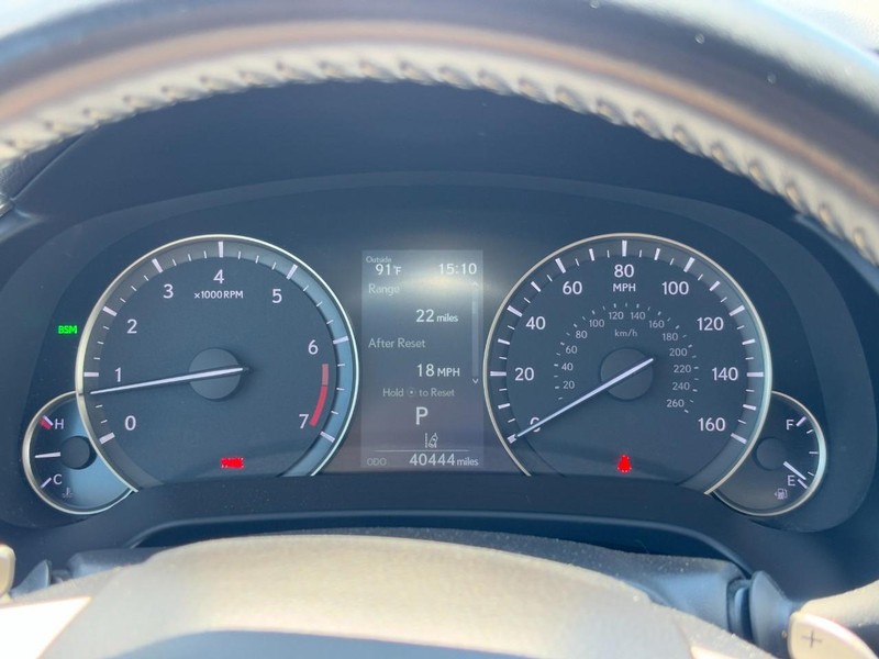 Lexus RX Vehicle Full-screen Gallery Image 19