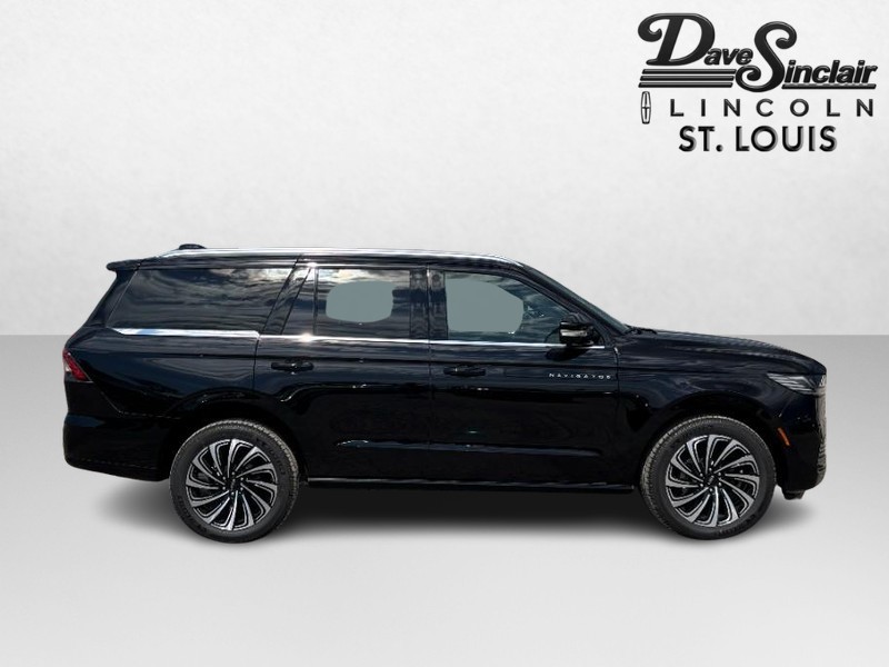 Lincoln Navigator Vehicle Full-screen Gallery Image 02