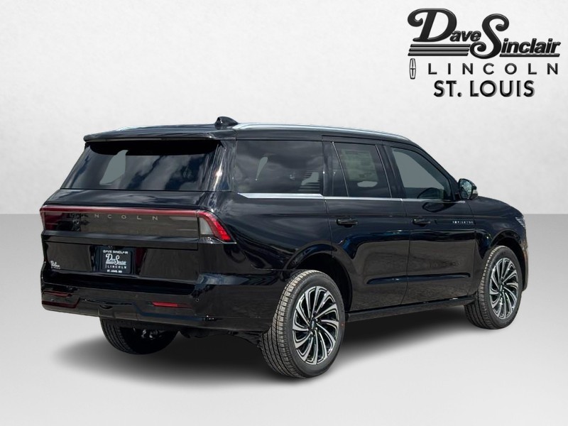 Lincoln Navigator Vehicle Full-screen Gallery Image 03