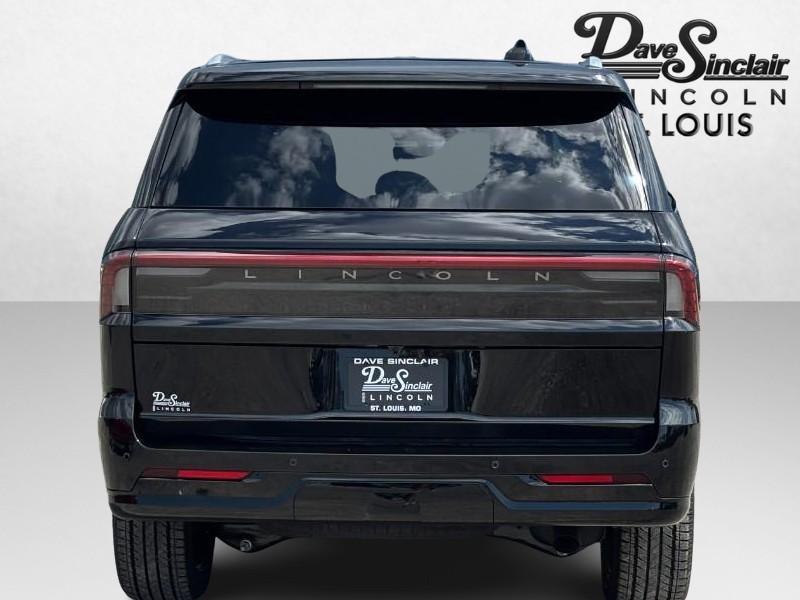 Lincoln Navigator Vehicle Full-screen Gallery Image 04
