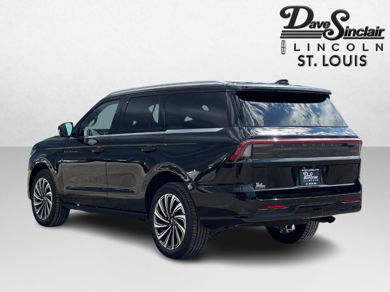 Lincoln Navigator Vehicle Full-screen Gallery Image 05