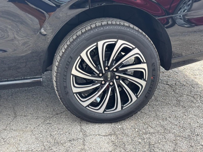 Lincoln Navigator Vehicle Full-screen Gallery Image 07