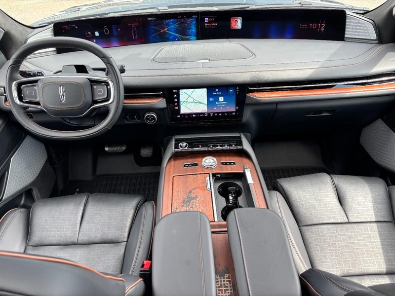 Lincoln Navigator Vehicle Full-screen Gallery Image 12