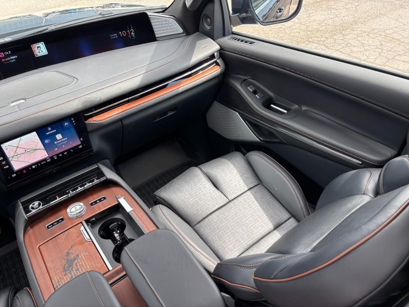 Lincoln Navigator Vehicle Full-screen Gallery Image 13