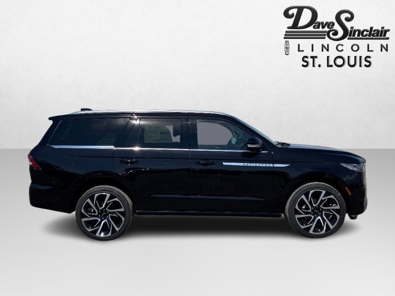 Lincoln Navigator Vehicle Full-screen Gallery Image 02
