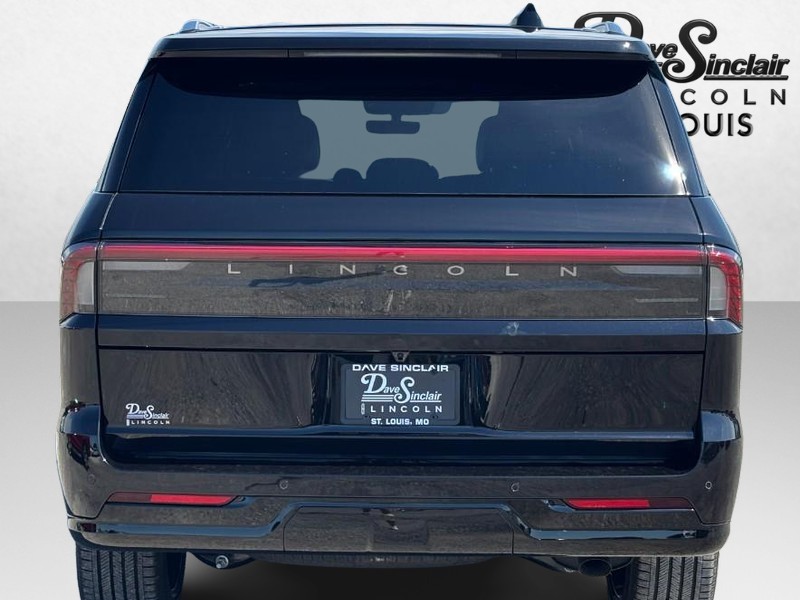 Lincoln Navigator Vehicle Full-screen Gallery Image 04
