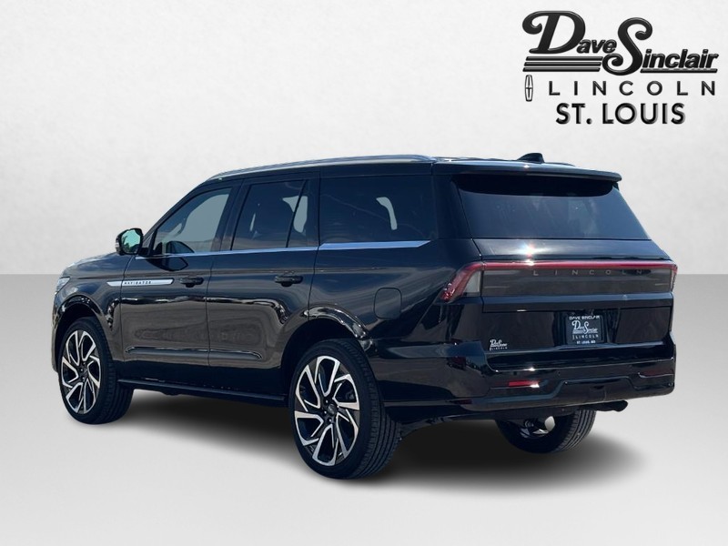 Lincoln Navigator Vehicle Full-screen Gallery Image 05