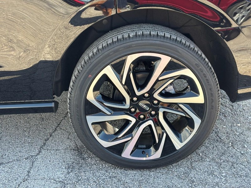 Lincoln Navigator Vehicle Full-screen Gallery Image 10