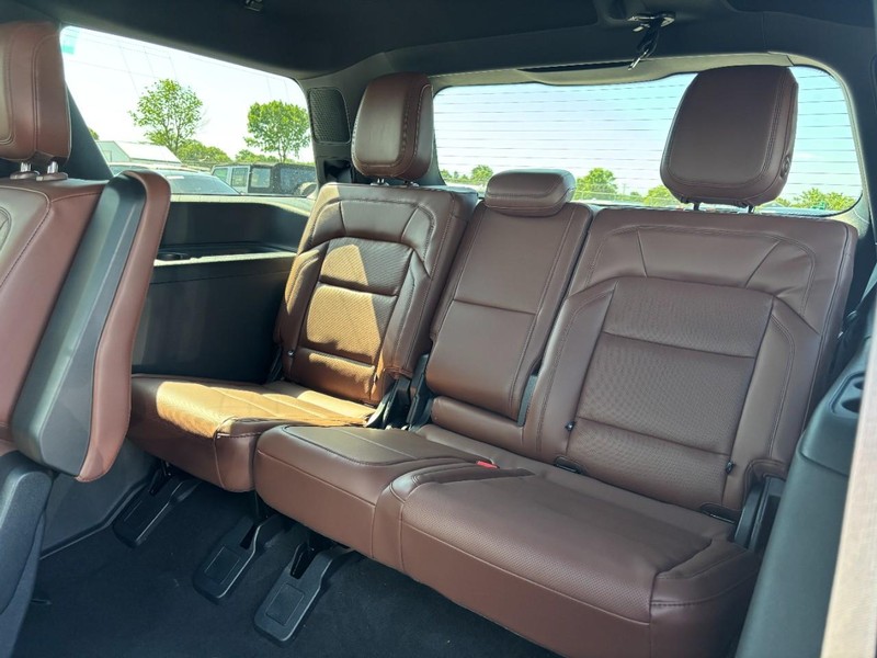 Lincoln Navigator Vehicle Full-screen Gallery Image 11