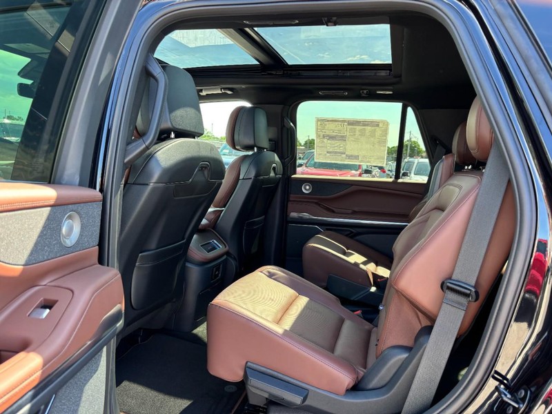 Lincoln Navigator Vehicle Full-screen Gallery Image 12