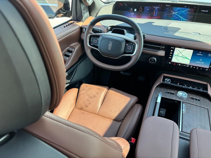 Lincoln Navigator Vehicle Full-screen Gallery Image 13