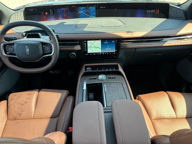 Lincoln Navigator Vehicle Full-screen Gallery Image 14