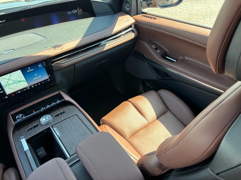 Lincoln Navigator Vehicle Full-screen Gallery Image 15