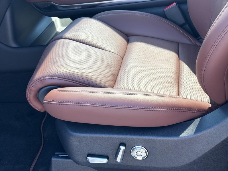 Lincoln Navigator Vehicle Full-screen Gallery Image 16