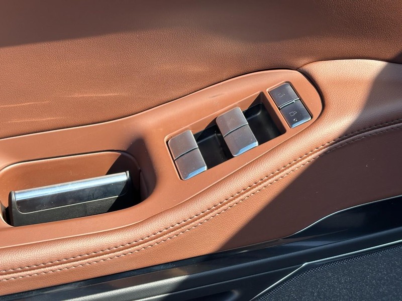 Lincoln Navigator Vehicle Full-screen Gallery Image 17