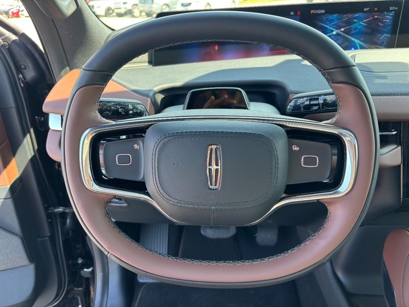 Lincoln Navigator Vehicle Full-screen Gallery Image 18