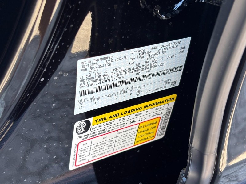Lincoln Navigator Vehicle Full-screen Gallery Image 23