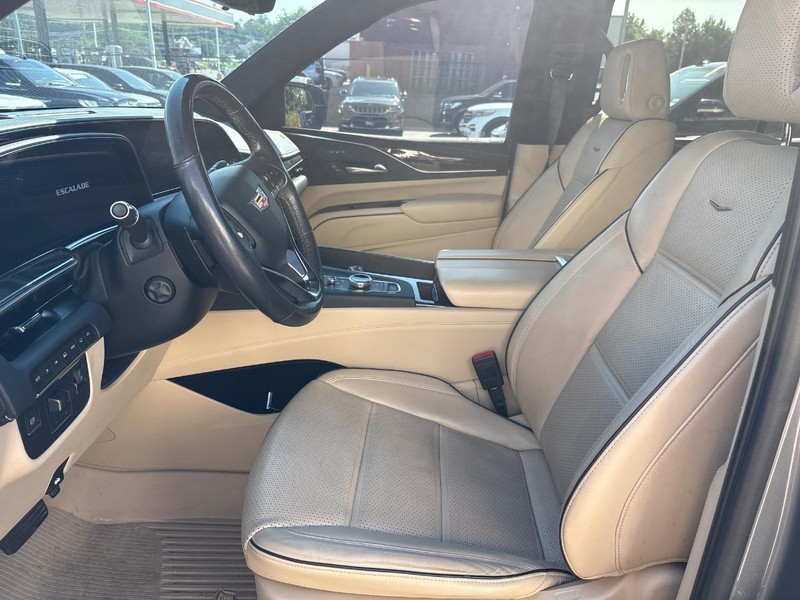 Cadillac Escalade Vehicle Full-screen Gallery Image 05