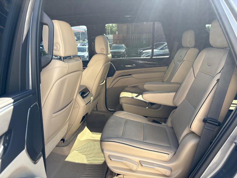 Cadillac Escalade Vehicle Full-screen Gallery Image 06