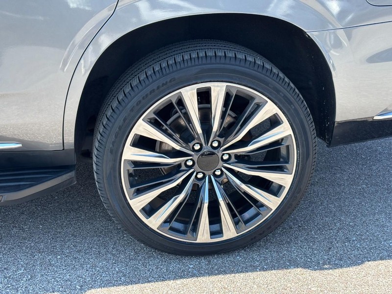 Cadillac Escalade Vehicle Full-screen Gallery Image 10