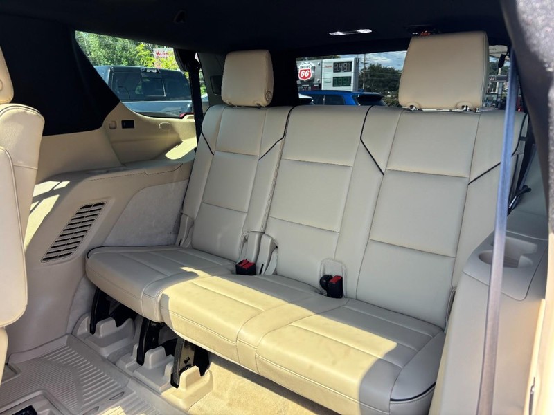 Cadillac Escalade Vehicle Full-screen Gallery Image 11