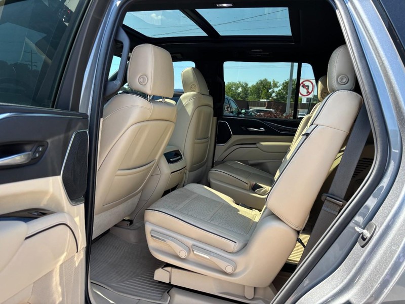 Cadillac Escalade Vehicle Full-screen Gallery Image 12