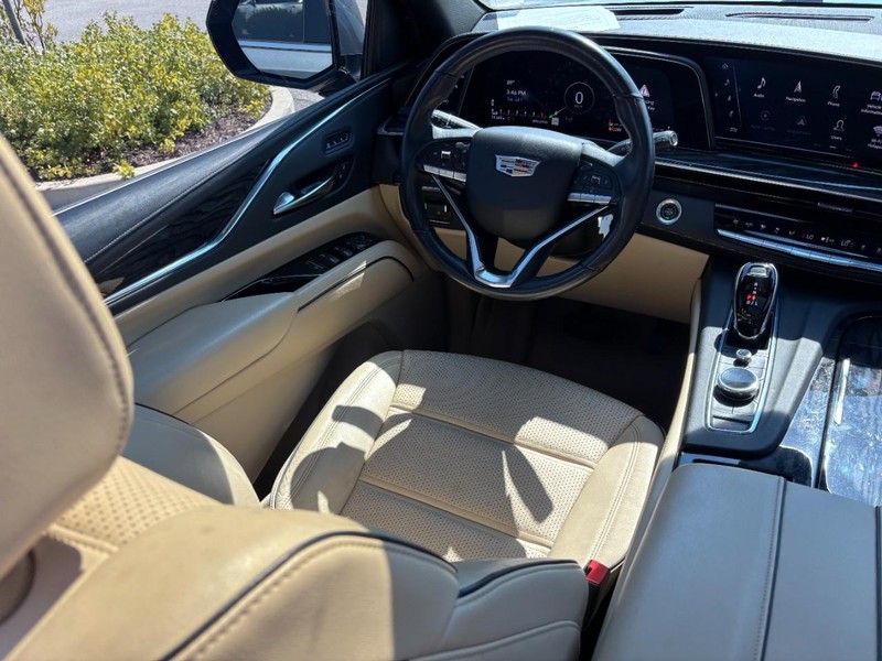 Cadillac Escalade Vehicle Full-screen Gallery Image 13