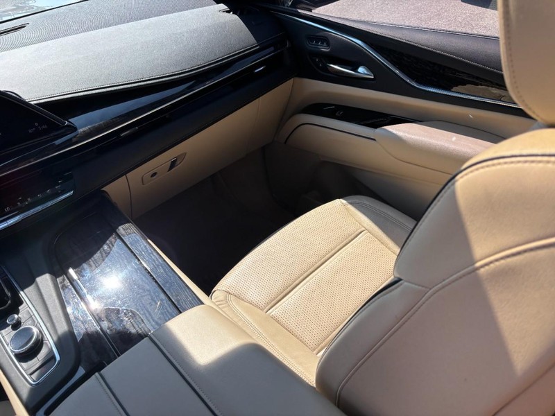 Cadillac Escalade Vehicle Full-screen Gallery Image 15