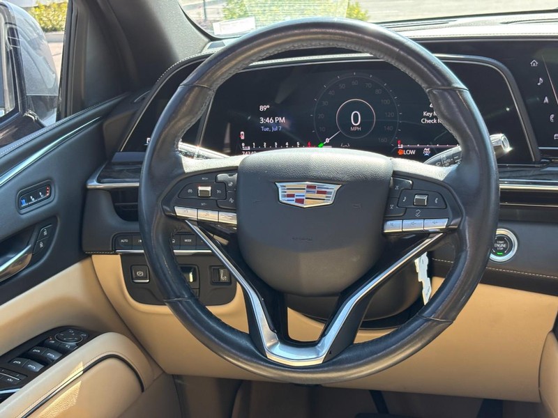 Cadillac Escalade Vehicle Full-screen Gallery Image 16