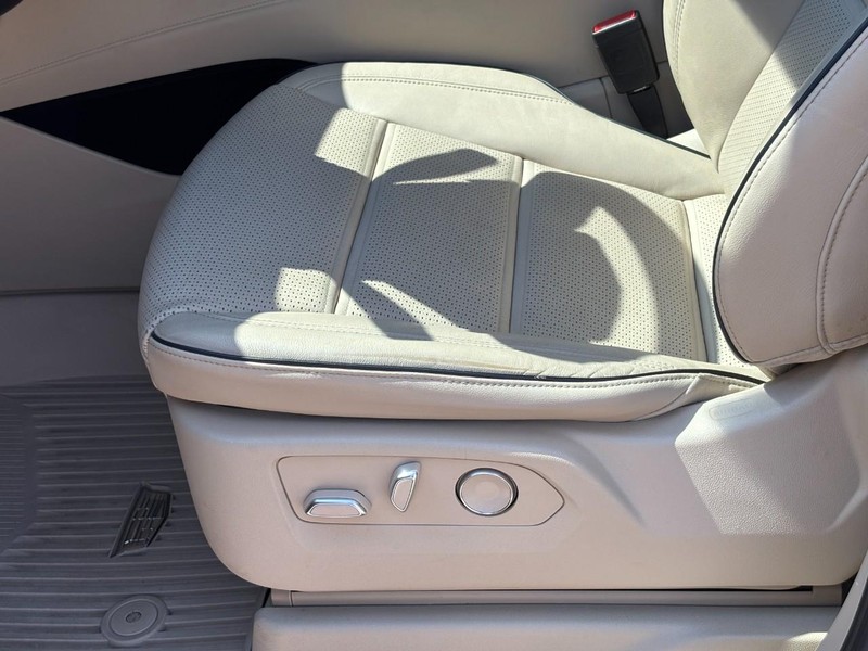 Cadillac Escalade Vehicle Full-screen Gallery Image 17