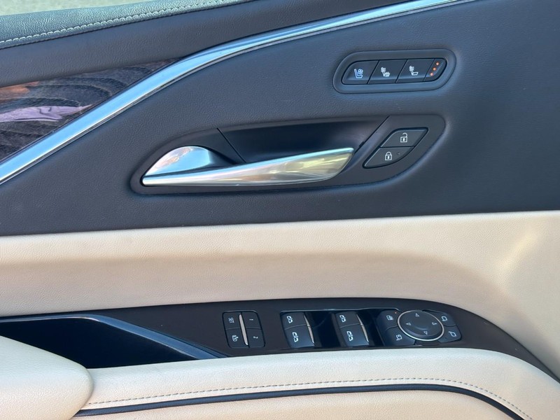 Cadillac Escalade Vehicle Full-screen Gallery Image 18