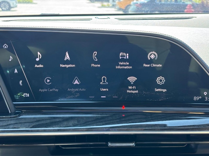 Cadillac Escalade Vehicle Full-screen Gallery Image 20