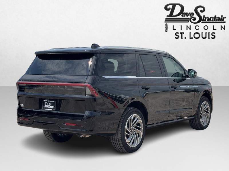 Lincoln Navigator Vehicle Full-screen Gallery Image 03