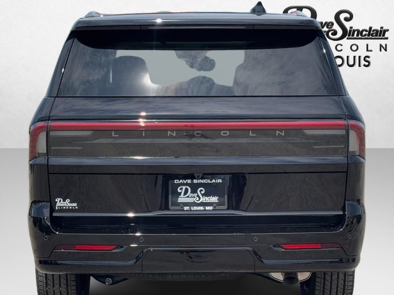 Lincoln Navigator Vehicle Full-screen Gallery Image 04