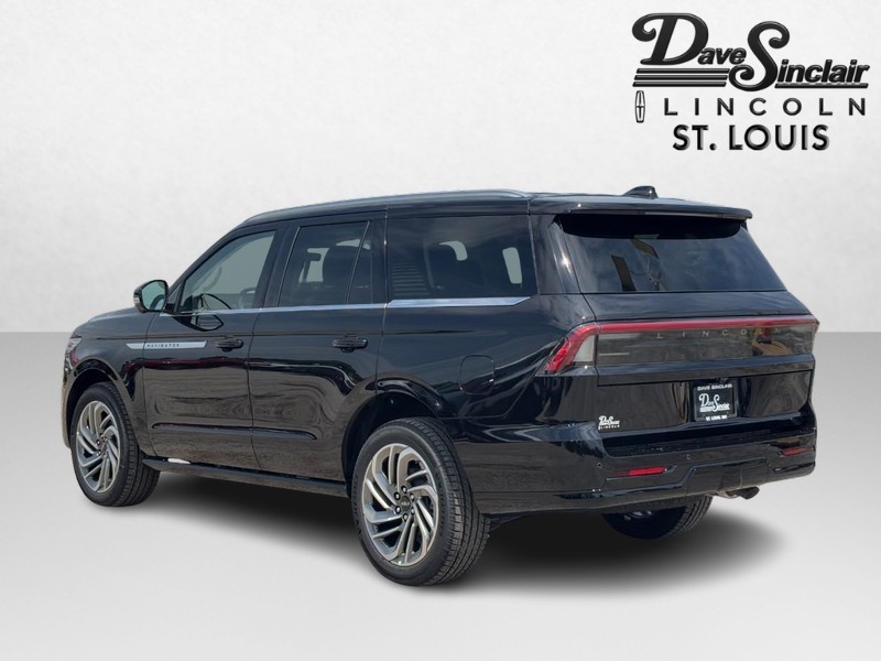 Lincoln Navigator Vehicle Full-screen Gallery Image 05