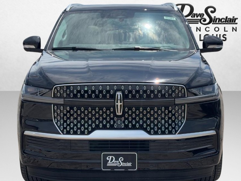 Lincoln Navigator Vehicle Full-screen Gallery Image 09