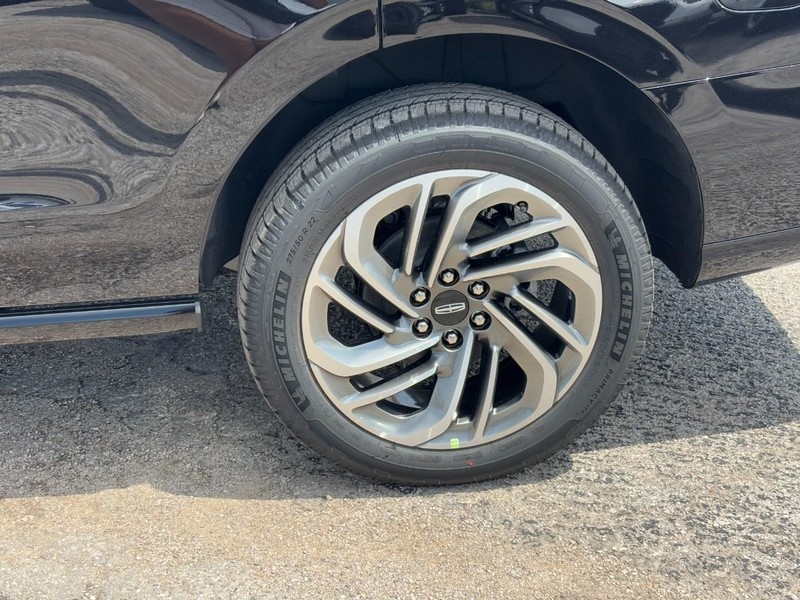 Lincoln Navigator Vehicle Full-screen Gallery Image 10