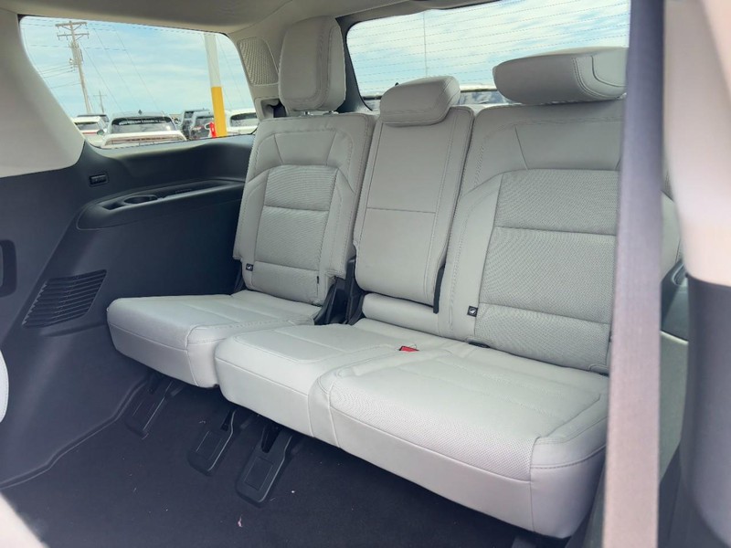 Lincoln Navigator Vehicle Full-screen Gallery Image 11