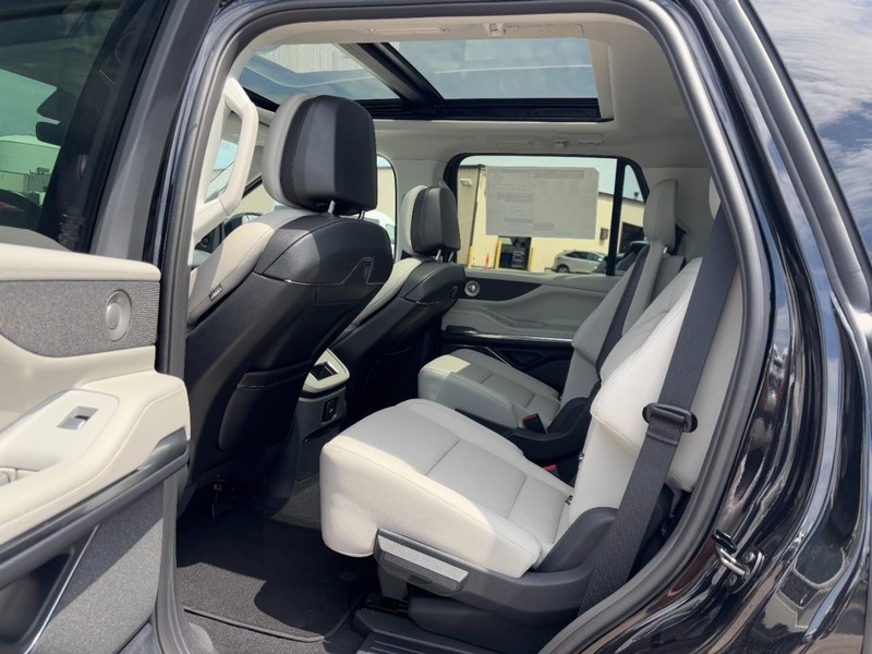 Lincoln Navigator Vehicle Full-screen Gallery Image 12