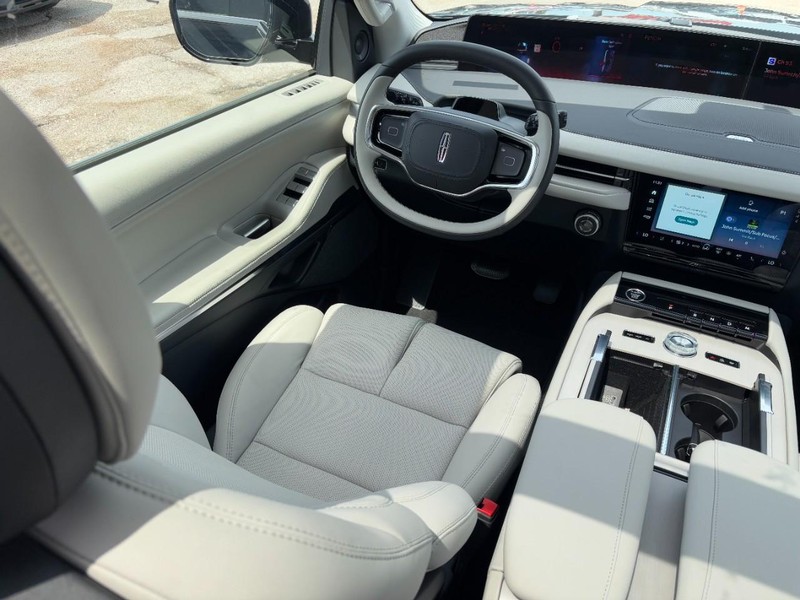 Lincoln Navigator Vehicle Full-screen Gallery Image 13