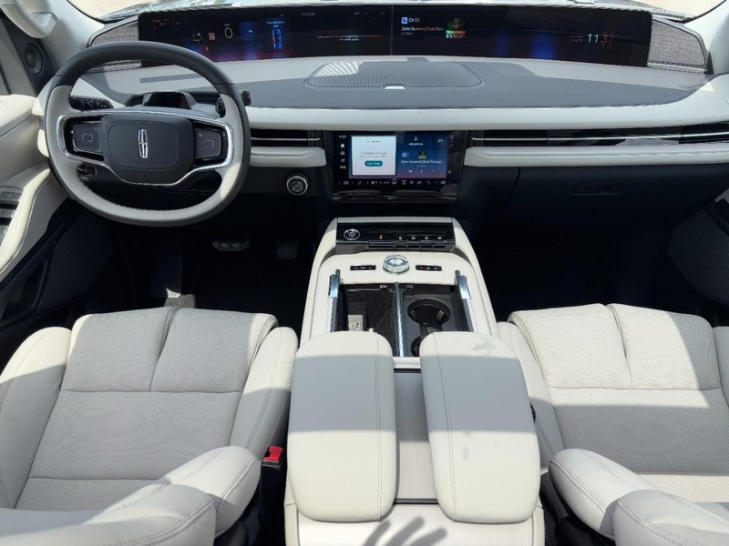 Lincoln Navigator Vehicle Full-screen Gallery Image 14