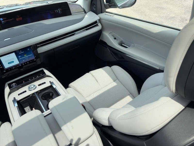 Lincoln Navigator Vehicle Full-screen Gallery Image 15