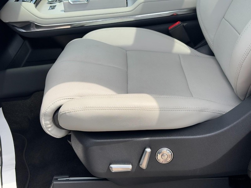 Lincoln Navigator Vehicle Full-screen Gallery Image 16